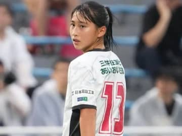 WEリーグの16歳ニューヒロイン候補が｢イブラみたいな｣右足ダイレクトボレーで初ゴール！｢るなおめでとう！｣初々しい笑顔＆ガッツポーズ披露