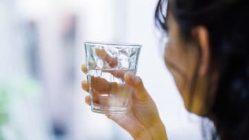 ダイエットにまつわる危険な誤解…減量中は「水分摂取量」を増やしたほうがいい理由【医師が解説】