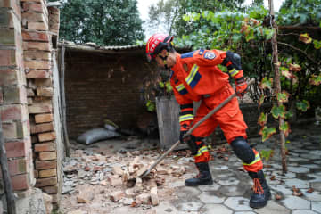 中国甘粛省の地震、被災地の救援作業進む