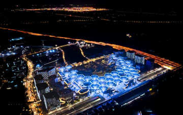 夜空を彩る「テックツリーの森」、試験点灯　中国四川省成都市