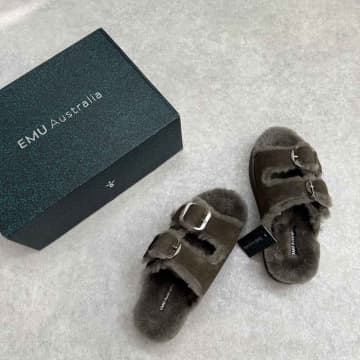 ふわっふわ！ 秋に履きたい【emu】の「ムートンサンダル」が反則級の可愛さ♡