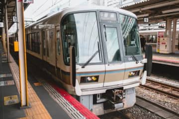 電車内での化粧や降車の妨げは「迷惑」。パソコン利用時も注意が必要？ 協会がポスターで呼びかける