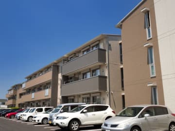 新築マンションの駐車場に「アルファード」「レクサス」がズラリ…都内1人暮らしに「家賃15万円」払えるのはお金持ち？ 高級車も乗るなら、年収いくら必要でしょうか？