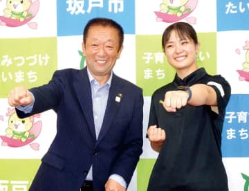 人気アニメ「ドラゴンボール」が好きなことで…デフリンピック空手女子代表・小倉涼選手、坂戸市長を訪問　前回大会では形と組手で金メダル獲得　連覇に向け、手話で意気込み「全力を尽くす」