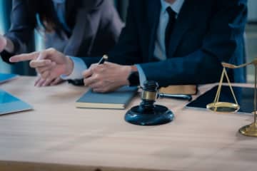 父の遺産「1億円」を母と2人で相続しました。母が私の「相続税分」も払ってくれるそうなのですが、贈与税はかかりますか？