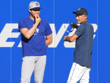 スタメンを外れ休養日の大谷翔平、イチロー氏の元に挨拶に訪れる。帽子を取って会釈したあと、約3分間、笑顔で会話