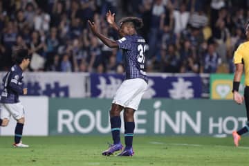 日本代表の手の上…19歳の衝撃弾「打点たっか」　兄は陸上スター「身体能力のすごさ」