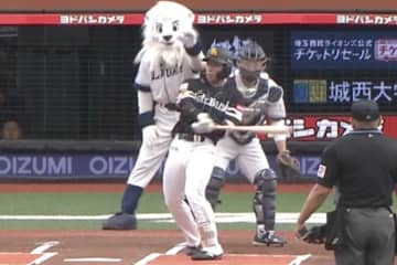 始球式で珍事　鷹・野村が死球受けナイン爆笑…スイングしながら回避できず