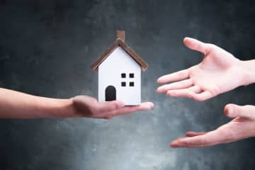 父が建てた「5000万円の注文住宅」、評価額1億円と聞き兄弟で取り合いに…！不動産を相続したい人が複数人いる場合、どうしたらいい？