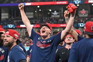 MLB105年で初の珍事！　サヨナラ押し出し死球でPO進出決定　球場大興奮、投手は頭抱える