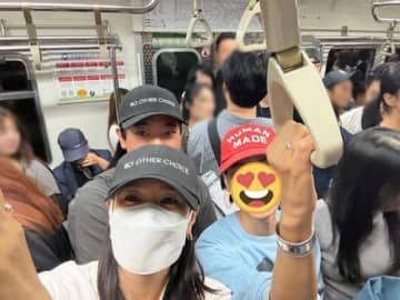 『愛の不時着』女優ソン・イェジン、地下鉄に乗る!?混雑する車内でも隠し切れないオーラ【PHOTO】