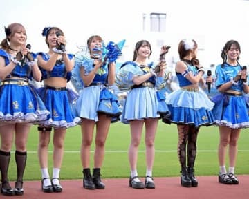 スタジアムを華やかに盛り上げる！ 人気女性アイドルグループが三ッ沢で熱いパフォーマンス。リーダーは横浜FCのスタジアムMC