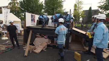 来場者が崩れた家屋モジュールから自力での脱出体験　東京・味の素スタジアムで災害救助訓練