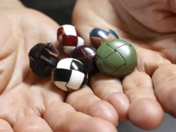 無二の技術継ぐ革ボタン、奈良・橿原で製作　柔らかな編み目が魅力