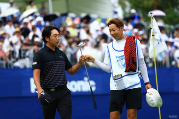 猛追も1打届かず 惜敗の小木曽喬と堀川未来夢はウォーターシャワーで勝者を祝福