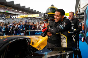 チェッカー直前にペナルティ。戦略的中の81号車コルベットがWEC100戦目に劇的勝利【LMGT3決勝レポート】