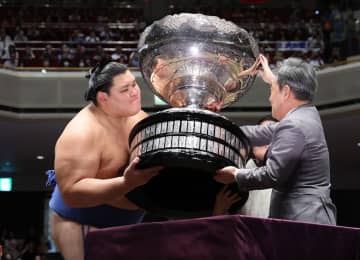 【秋場所】大の里　本割は完敗も…豊昇龍との激闘制し横綱初優勝「東西横綱が引っ張って盛り上がった」