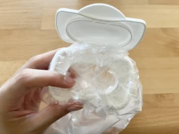 ウェットシートの蓋の『じゃない使い方』を実践！　出先で助かるアイディアに「これは使える…」