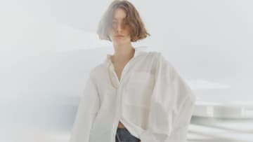 【明日なに着る？】首元が美しく華奢に「小顔に見えるビッグシャツ」