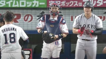 巨人・岡本和真が死球も笑み浮かべ大人の対応　奥川恭伸から再び当てられる　前回は頭部死球で危険球退場