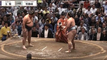 「本物だ」「めちゃくちゃ目立つ（笑）」大相撲千秋楽に“大物政治家”の姿 「さすがの貫禄」反響相次ぐ