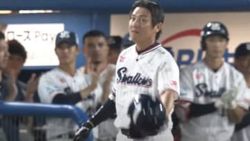 ヤクルト一筋20年の川端慎吾が神宮での現役最終打席　凡退するもチームメートの出迎えに目を潤ます