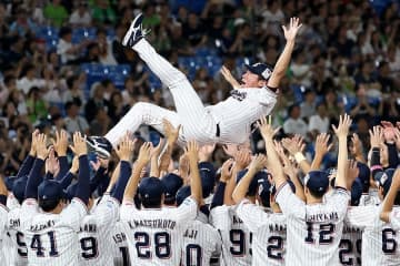 退任の高津監督、目を潤ませ感謝「苦しい思いを」　村上に問いかけ「米国行くの？」