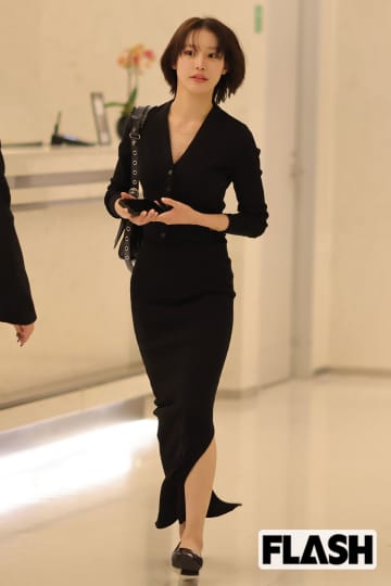 南沙良 美デコルテ黒ワンピ姿をキャッチ！スタッフと和気あいあいの打ち上げ後にはナイトパーティーで“海外進出アピール”