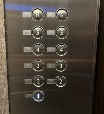 初めて見た…同じ階のボタンが2つあるエレベーターが話題に！左右でボタンが分かれる設計に「初めて見るボタン構成」と驚きの声続出