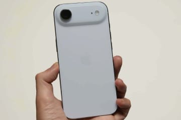 「薄いだけ」の価値を実感する「iPhone Air」【Watch+】