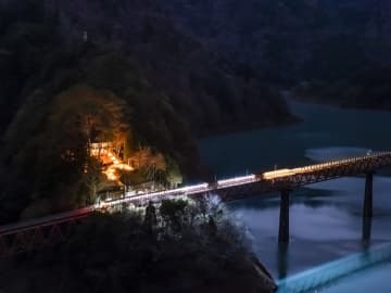 湖に浮かぶ秘境駅で満天の星空を観賞！ 大井川鐵道井川線「星空列車」2025-26年の運行日･料金･予約方法などを紹介（静岡県）