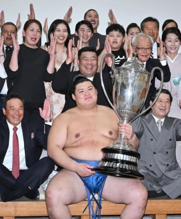 大相撲秋場所　大の里、横綱初V　豊昇龍との決定戦制す