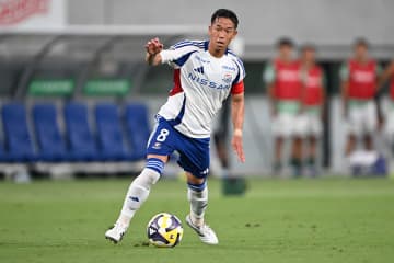 指し示した「8」、掲げた腕章「いろんな思いがあって」…J1通算550勝達成で「幸せを感じないと」