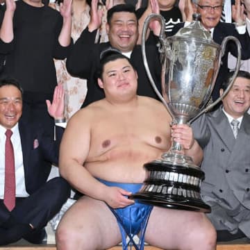 豊昇龍は“変化勝ち”“八つ当たり”で情けなさ露呈…「大豊時代」より「大青時代」到来に現実味