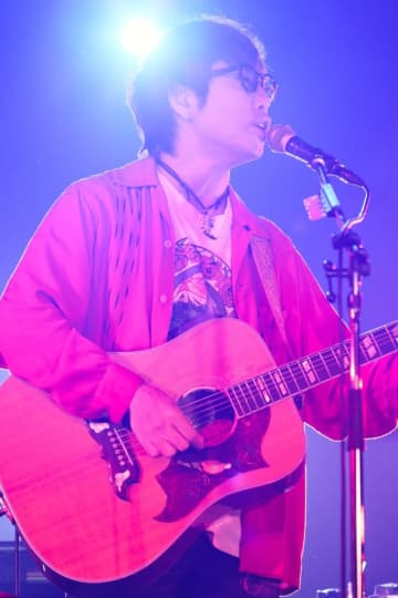 【ライブレポート】高橋優、故郷・秋田県での弾き語りワンマンライブ開催。全国ツアー&＜秋田CARAVAN MUSIC FES 2026＞開催発表も