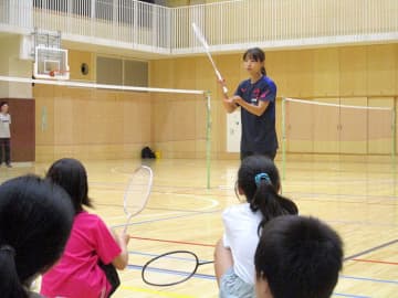 ガムを噛みながらバドミントン教室 奥原希望選手がスポーツ通じて「噛むこと」の大切さ伝える ロッテ