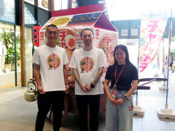 明星食品「チャルメラ」と「ユニクロ 原宿店」がコラボ オリジナルTシャツなど