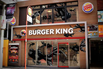 バーガーキング、「カグラバチ」とのコラボを示唆。"金魚"にジャックされた店舗画像を公開