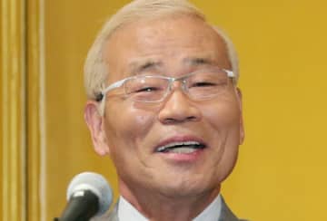 オール巨人、ぬいぐるみのような「眉毛猫」を公開⇨白眉の黒猫に「仙人みたい」「困ってる顔が可愛すぎる」の声