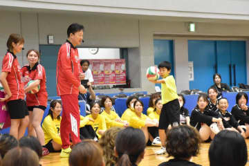元日本代表にプレーの基礎学ぶ　古河でバレーボール教室　川合俊一さんら200人に指導　茨城