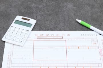 兄弟2人で土地を相続し、兄から「50万円払うから土地をすべて譲ってほしい」といわれました。土地の評価額は800万円なので400万円は受け取れますよね？