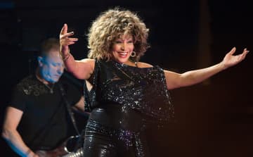 故ティナ・ターナー、幼少期を過ごした米テネシー州の町でブロンズ像が除幕