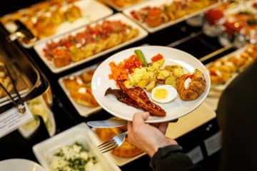 ビジネスホテル宿泊時は「朝食付きプラン」を毎回頼み、その分ランチを抜いています。コンビニで朝ご飯や昼食を買った方が安く済みますか？