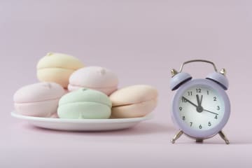 賞味期限切れのお菓子は食べても大丈夫？捨てるか迷ったときの判断基準