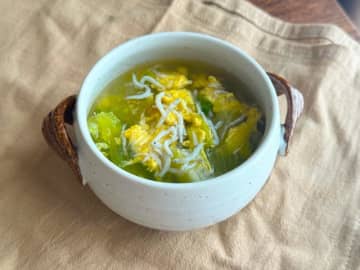 サッと作れる朝の一杯！「レタスと玉子の和風春雨スープ」レシピ