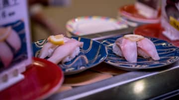 食べ盛りの息子がいるので“家族4人”で回転寿司に行くと「1万円」を超えます…。世間的には外食費の平均はどのくらいなのでしょうか？