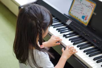 小学校に通う子どもの友達は3歳の頃から「ピアノ」を習っていて、毎年「年収の1割以上はかけてる」そうです。サラリーマンの平均年収で考えても“年間46万円以上”ですが、これくらいが普通なのでしょうか？