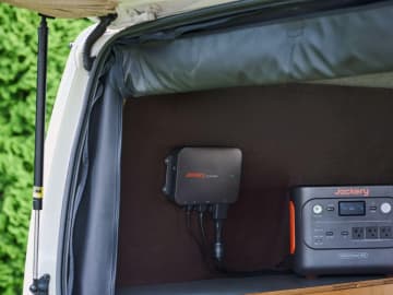 Jackery初の走行充電器、出力はシガーソケットの6倍