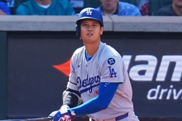 大谷翔平が真っ先に伝えた“光景”　自己新記録よりも先に…ファン総立ち、伝説の後ろ姿