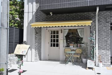 【兵庫・川西能勢口】若きパティシエールの真っ白なキャンパス「café de n’arion（カフェ ド ナリオン）」で出会う季節パフェと焼き菓子の物語